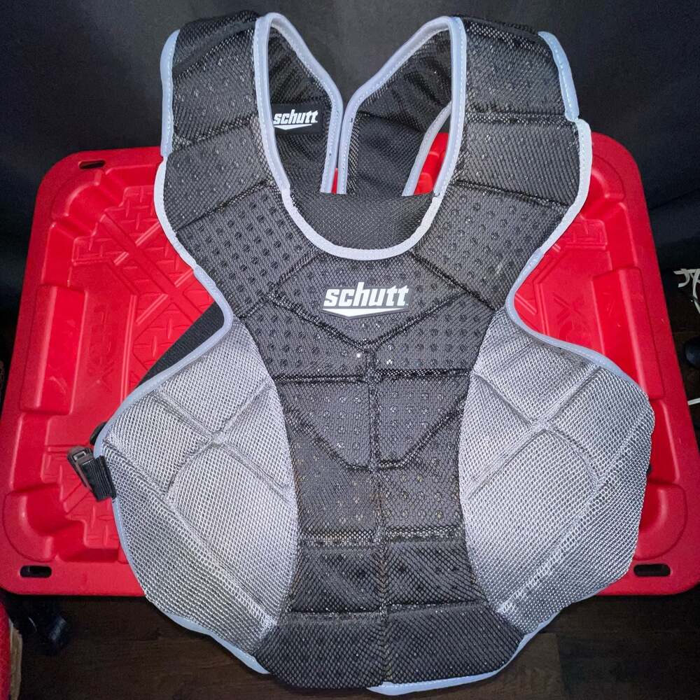 Schutt Baseball Catcher's Chest Protector 16"